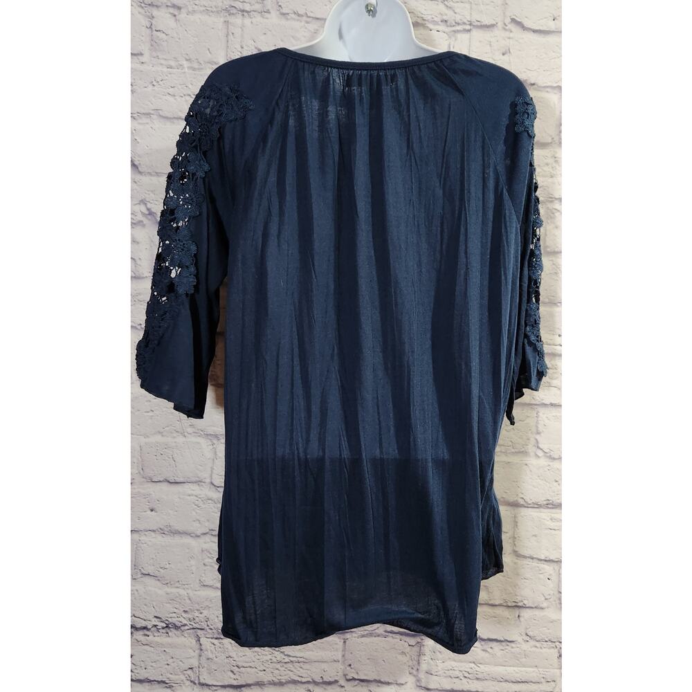 New York Laundry Navy Blue Crochet Lace Shoulders & Sleeves Top XL Lightweight - Picture 3 of 4